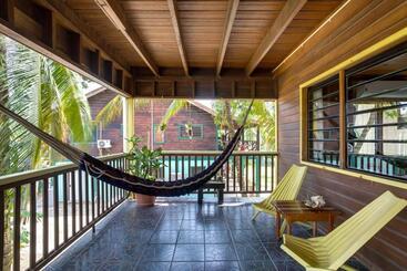 پانسیون Driftwood Gardens Guesthouse
