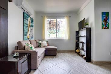 پانسیون Driftwood Gardens Guesthouse
