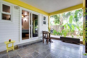 پانسیون Driftwood Gardens Guesthouse