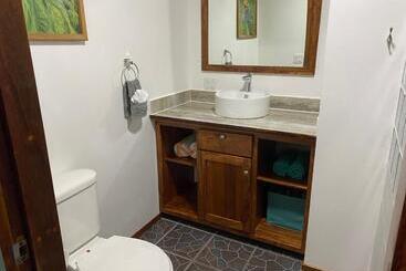 پانسیون Driftwood Gardens Guesthouse