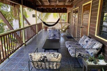 پانسیون Driftwood Gardens Guesthouse