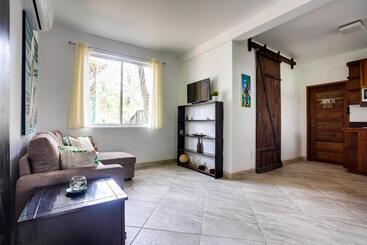 پانسیون Driftwood Gardens Guesthouse