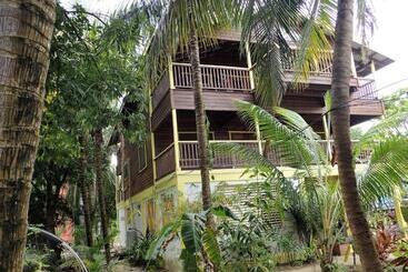 پانسیون Driftwood Gardens Guesthouse
