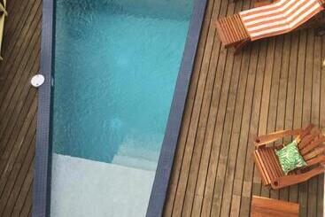 پانسیون Driftwood Gardens Guesthouse