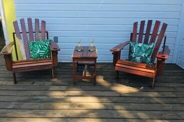 پانسیون Driftwood Gardens Guesthouse