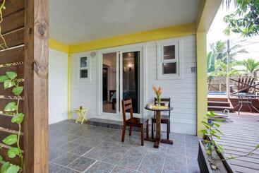 پانسیون Driftwood Gardens Guesthouse