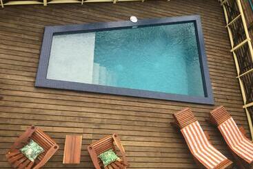 پانسیون Driftwood Gardens Guesthouse