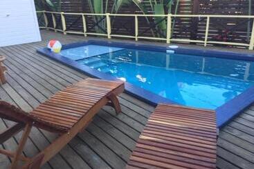 پانسیون Driftwood Gardens Guesthouse