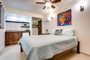 پانسیون Driftwood Gardens Guesthouse