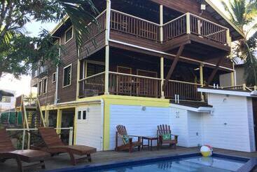 پانسیون Driftwood Gardens Guesthouse