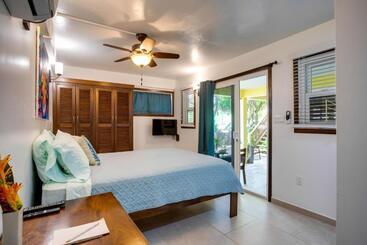 پانسیون Driftwood Gardens Guesthouse