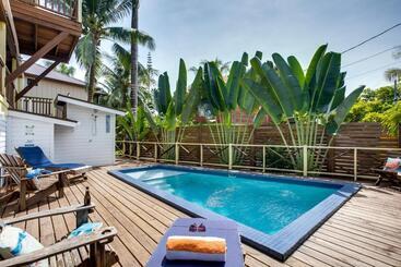 پانسیون Driftwood Gardens Guesthouse