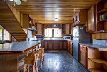 پانسیون Driftwood Gardens Guesthouse
