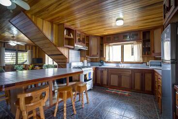 پانسیون Driftwood Gardens Guesthouse