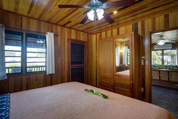 پانسیون Driftwood Gardens Guesthouse