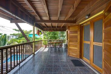 پانسیون Driftwood Gardens Guesthouse