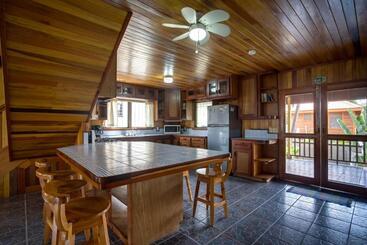 پانسیون Driftwood Gardens Guesthouse