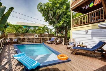 پانسیون Driftwood Gardens Guesthouse