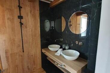 تختخواب و صبحانه My House Luxury Home
