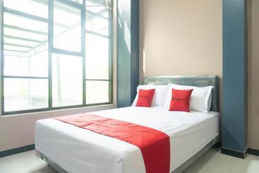 בית מלון כפרי Reddoorz Syariah Near Alun Alun Blitar