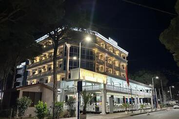 هتل Ujvara