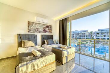 هتل Courtyard Long Beach Holiday Resort