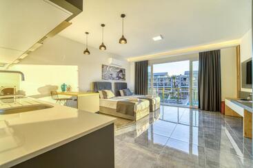هتل Courtyard Long Beach Holiday Resort