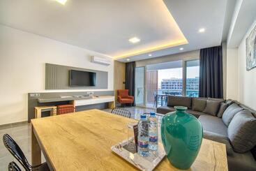 هتل Courtyard Long Beach Holiday Resort