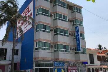 هتل Dorado A Una Calle De Playa Regatas Y El Malecon