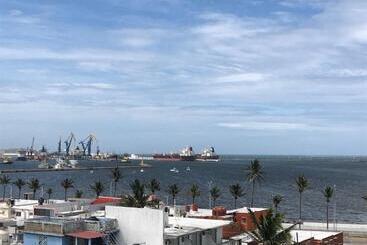 هتل Dorado A Una Calle De Playa Regatas Y El Malecon