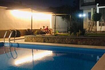تختخواب و صبحانه Garden Lounge