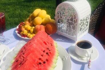 تختخواب و صبحانه Garden Lounge