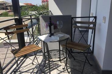 تختخواب و صبحانه Garden Lounge