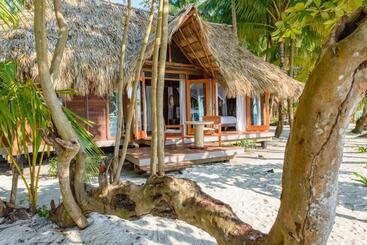 استراحتگاه Calala Island