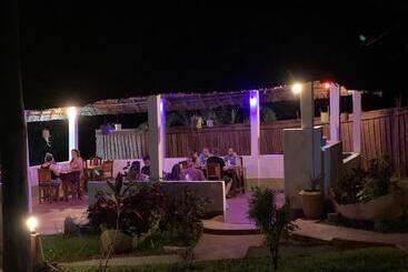تختخواب و صبحانه Mafia Beach Bungalows Sea View