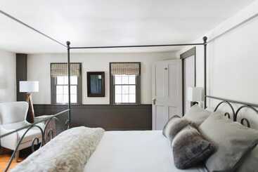 تختخواب و صبحانه The Squire Tarbox Inn