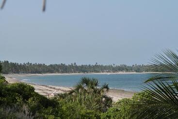 هتل The Beach Crab Resort