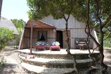 هتل The Beach Crab Resort