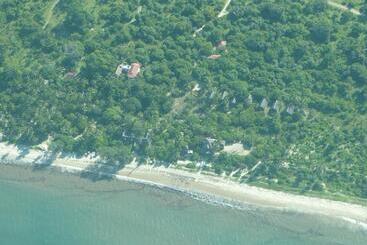 هتل The Beach Crab Resort