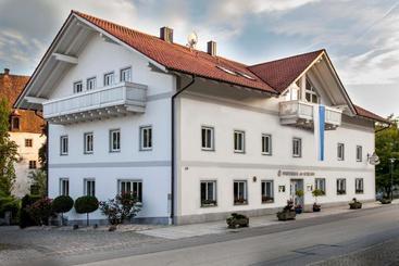Отель Wirtshaus Am Schloss