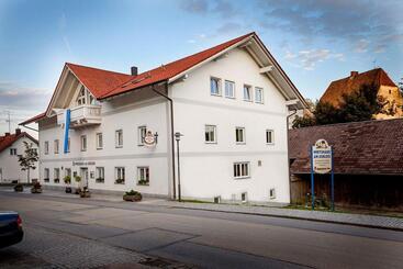 Отель Wirtshaus Am Schloss