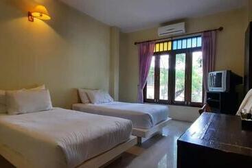 هتل Baan Talay See Cream Resort