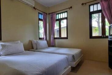 هتل Baan Talay See Cream Resort