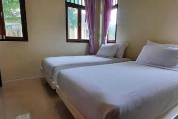هتل Baan Talay See Cream Resort