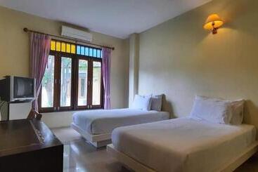هتل Baan Talay See Cream Resort