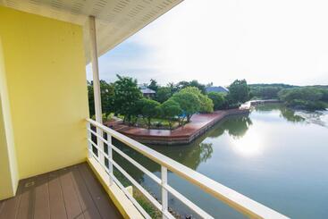 هتل Baan Talay See Cream Resort
