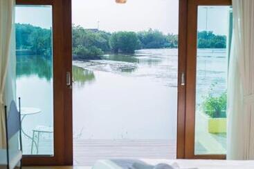 هتل Baan Talay See Cream Resort