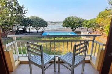 هتل Baan Talay See Cream Resort