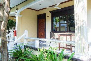 هتل Baan Talay See Cream Resort