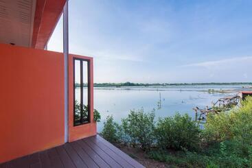 هتل Baan Talay See Cream Resort